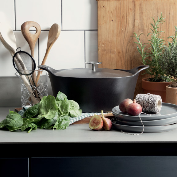 Volcan - Cocotte Ovale 35cm fonte de fer émaillée noire avec couvercle